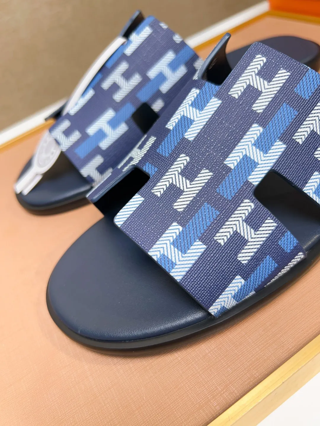 Men's clothing and shoes 💰280 💅💅💅 new arrival. Hermes Hermes official website latest counter synchronized new oran color leather H slippers, the original Paris version flew back to the original model and opened the mold to make it perfectly🍌The highest quality Sincerity, you can enter and leave the counter at will [Deyi] The upper is made of original customized  colored palm prints, crocodile print, ostrich print, colored cow leather, colored cow suede, 🤔 horse hair, 🥳 colored diamonds, 🥰 3D printing, and other genuine leather slippers, imported cow pattern foot pad lining, Italian  latest original genuine leather combination outsole Code number: 38-48 (customized at 46.47.48) Can be made into picture combination sole with genuine leather pattern and ordinary molded outsole